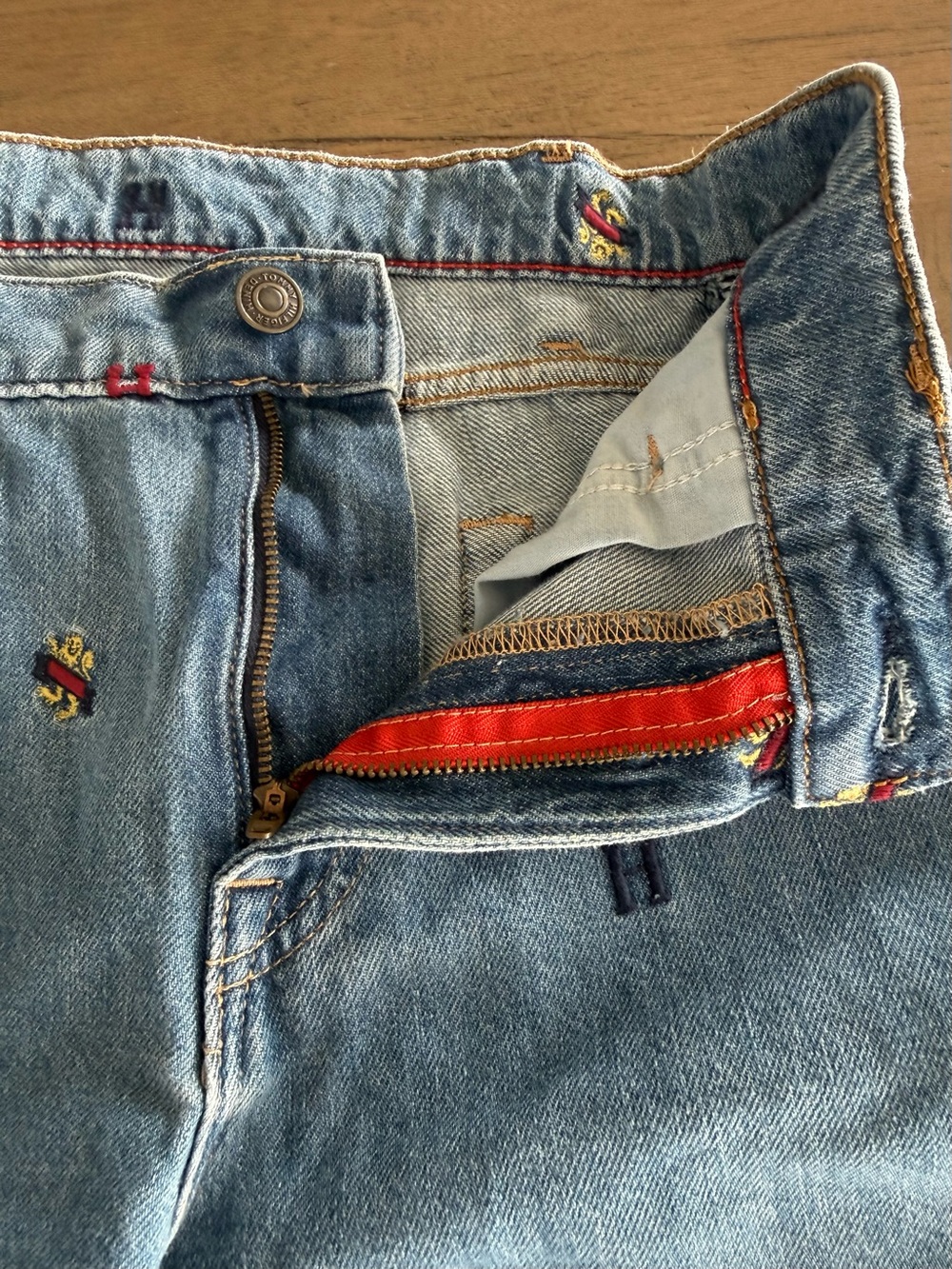 VTG Style Tommy Hilfiger Allover Embroidered Crest Monogram Boyfriend Jeans - Picture 4 of 9